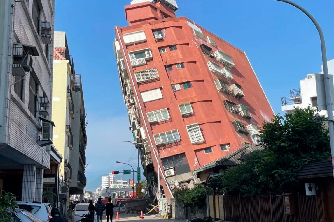 El edificio de viviendas que colapsó en la zona de Hualien dejó gente atrapada.