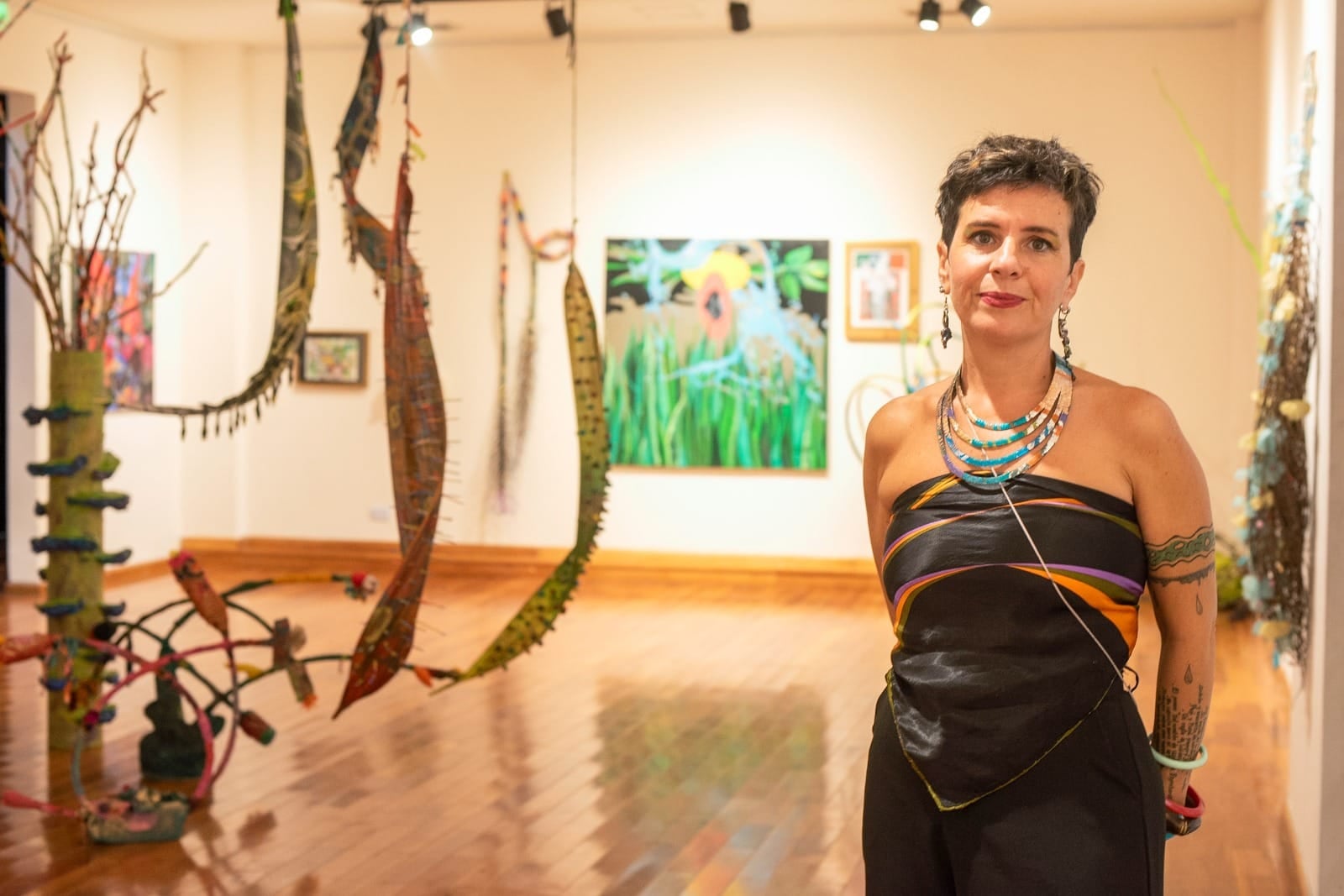 Celina Galera en su muestra en Casa Caravati.