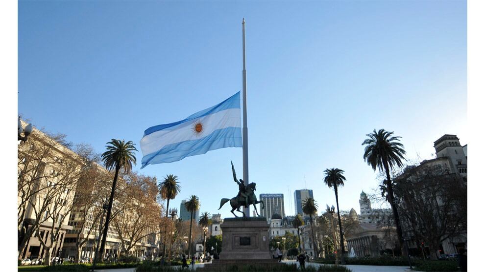 La bandera a media asta en Plaza de Mayo. 