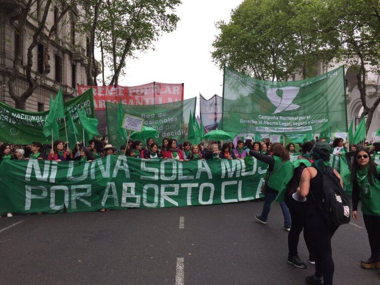 Miles de mujeres avanzan por Avenida de Mayo por el aborto legalizado.