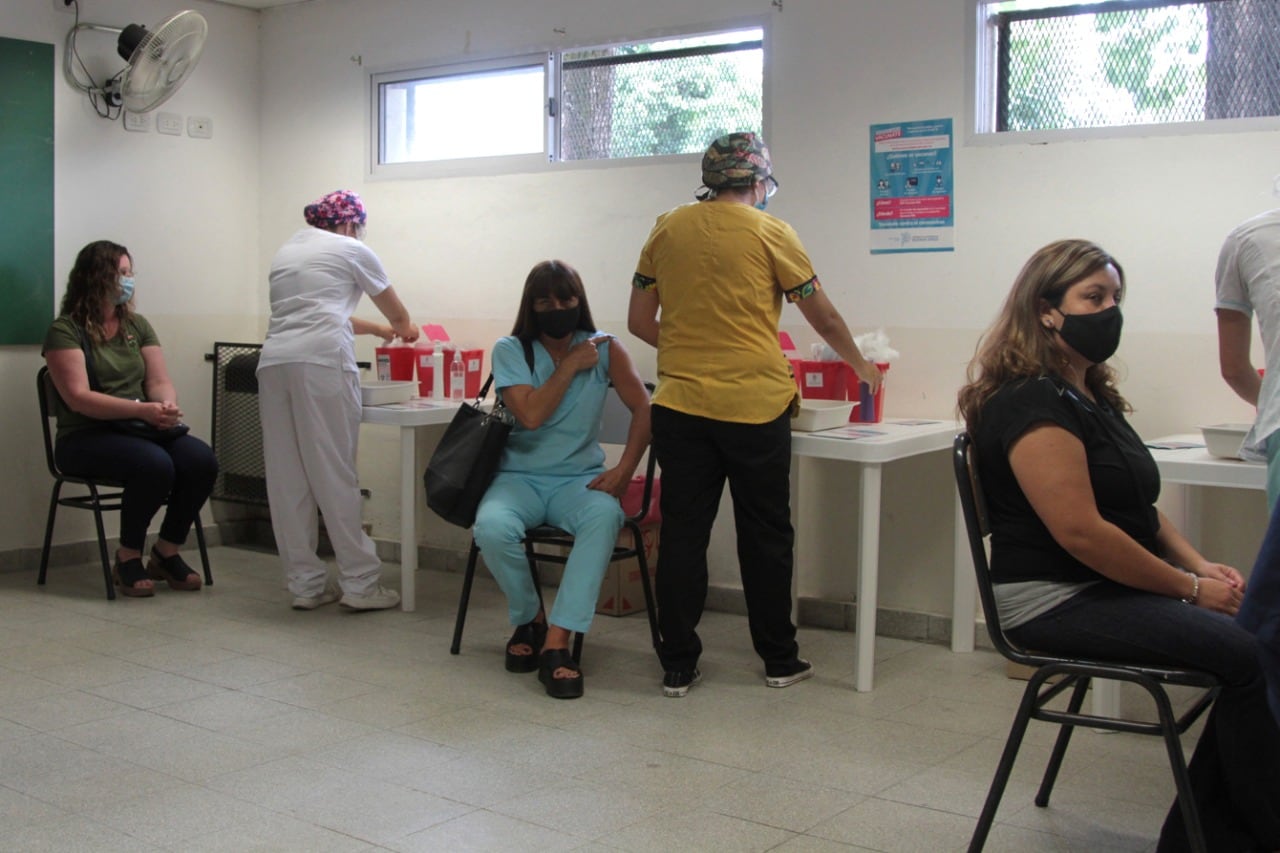 “Antes de fin de mes vamos a estar vacunando a muchas personas menores de 40 años”, dijo Daniel Gollan.