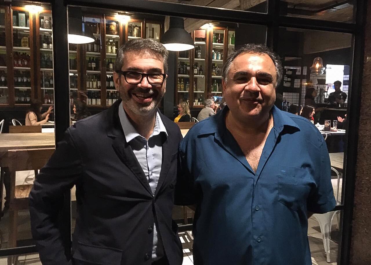 Los economistas Matías Vernengo y Eduardo Crespo. "El 60 por ciento de las reservas mundiales están en dólares", indican.