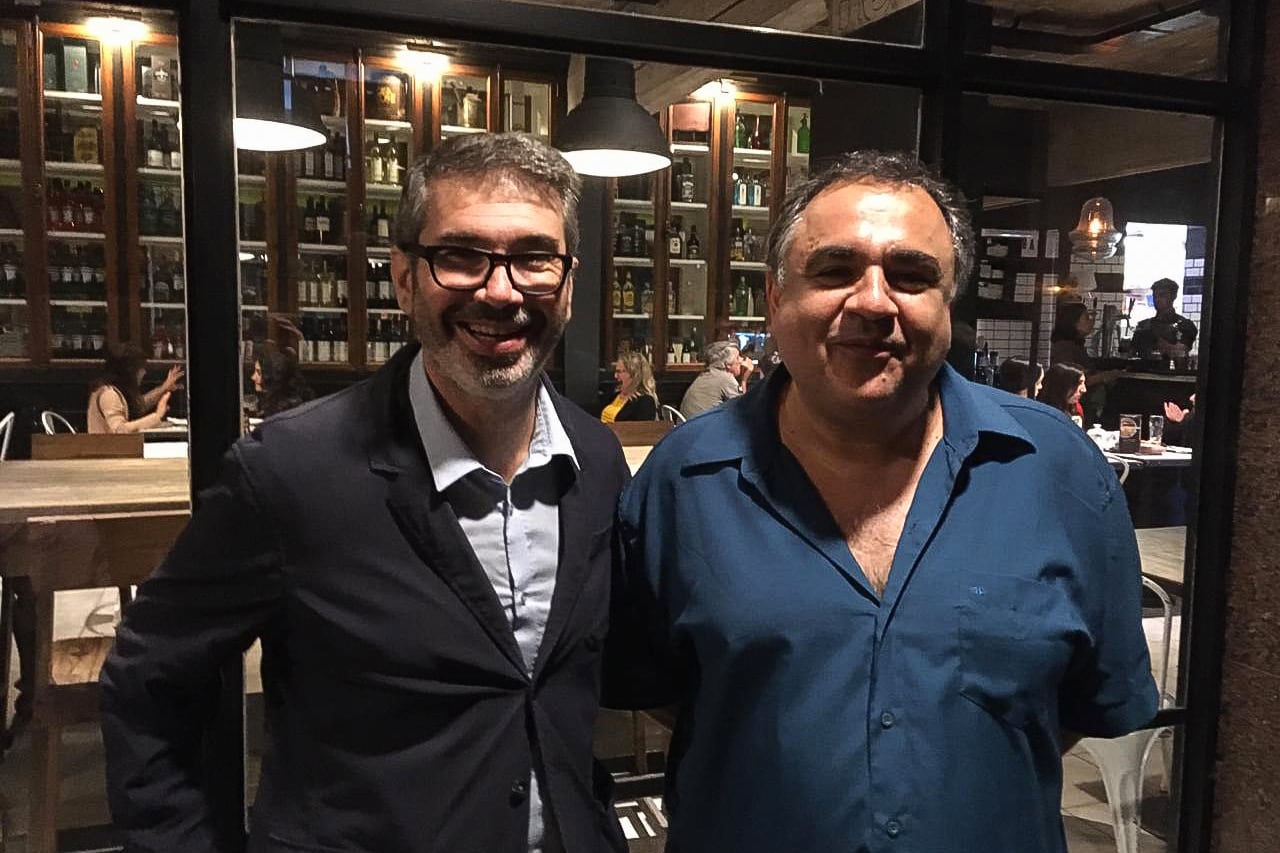 Los economistas Matías Vernengo y Eduardo Crespo. "El 60 por ciento de las reservas mundiales están en dólares", indican.