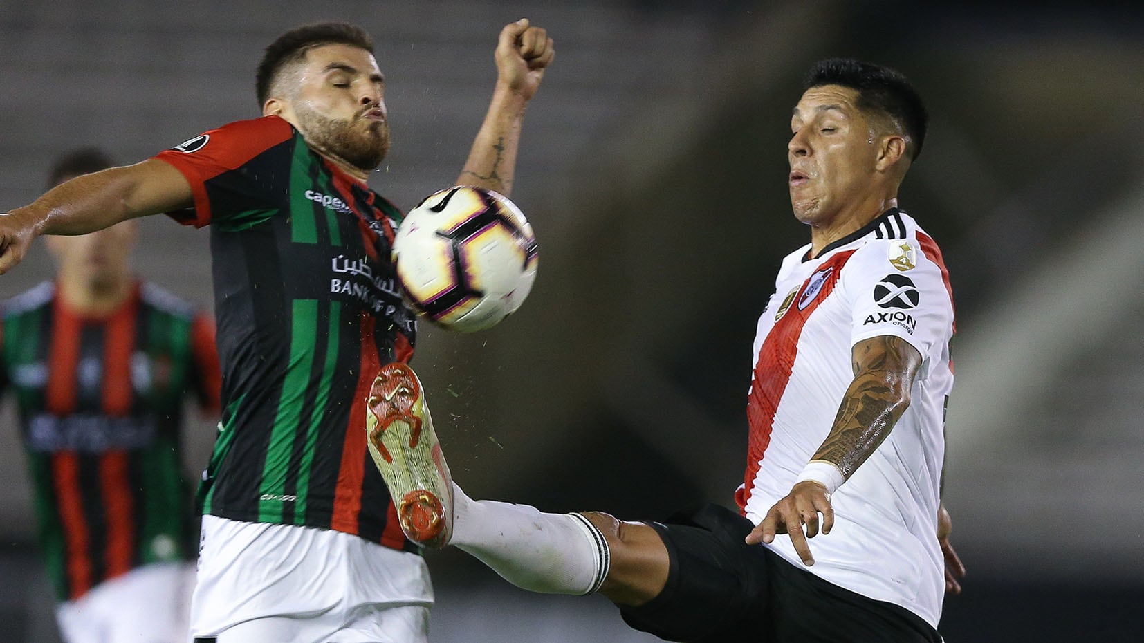 Borré intenta llevarse la pelota. A colombiano le faltó contundencia.
