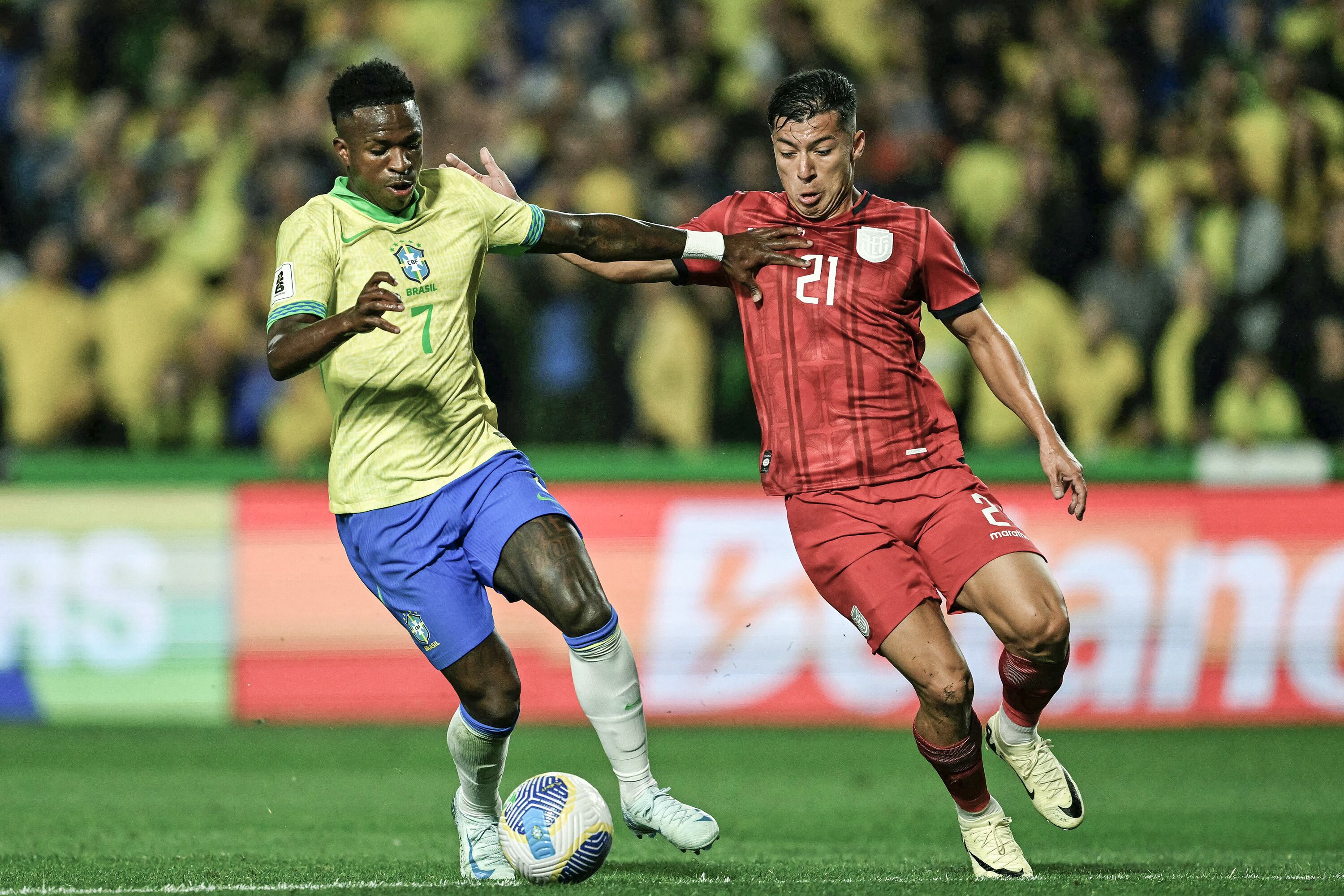 Vinicius intenta escaparse de la marca de Franco