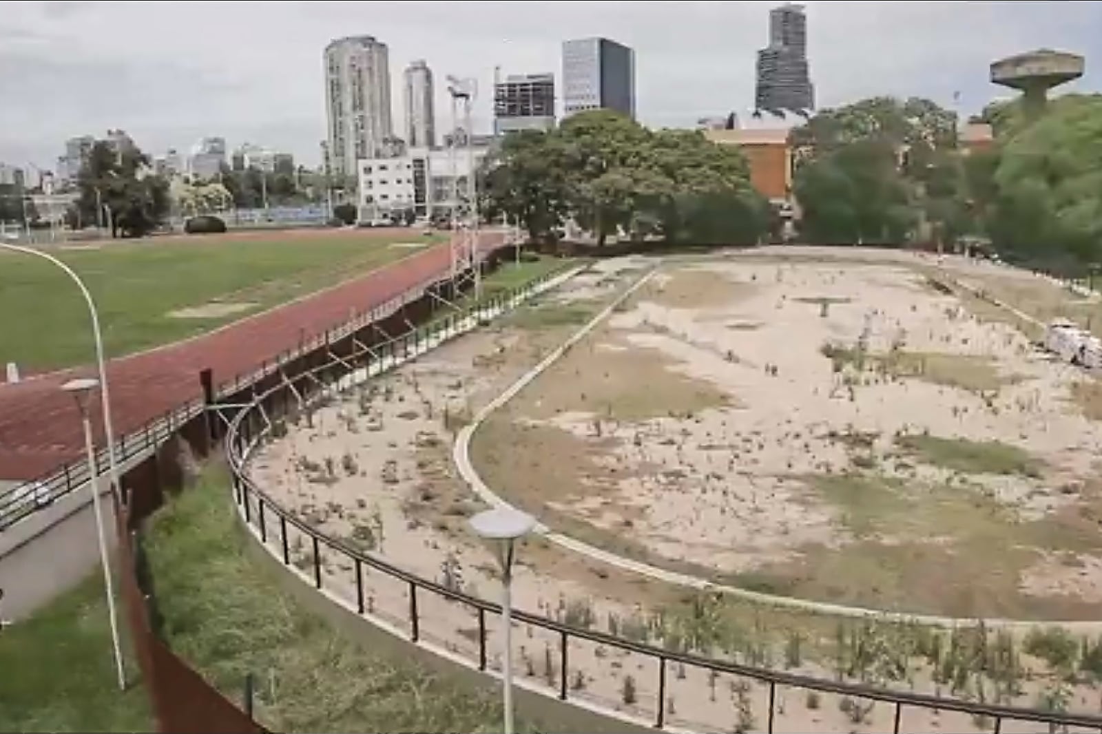 La imagen de una de las canchas del Cenard es por demás elocuente