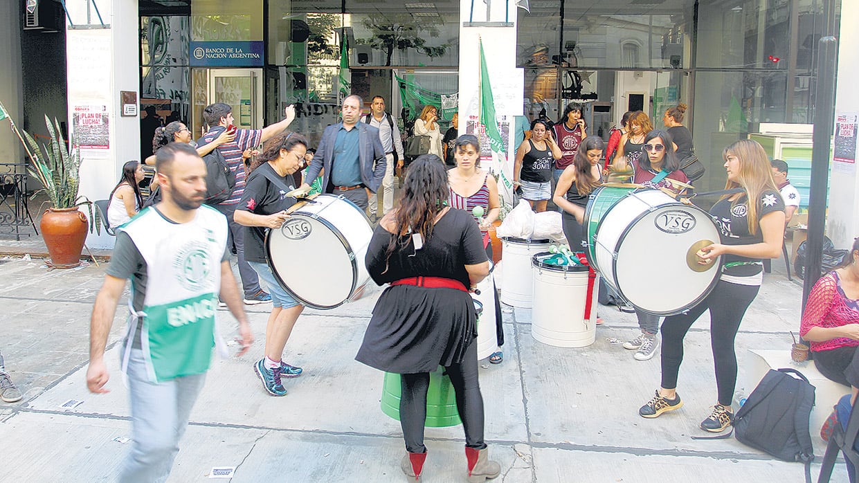 Los trabajadores del Enacom protestaron contra los despidos en la puerta del organismo.