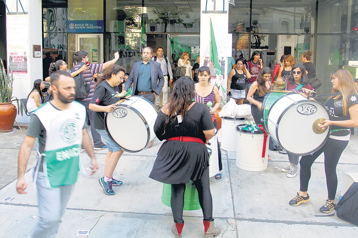 Los trabajadores del Enacom protestaron contra los despidos en la puerta del organismo.