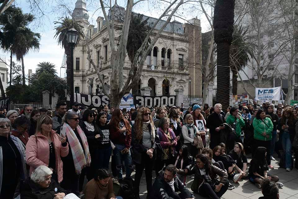 Cientos de personas se congregaron para escuchar la sentencia. 