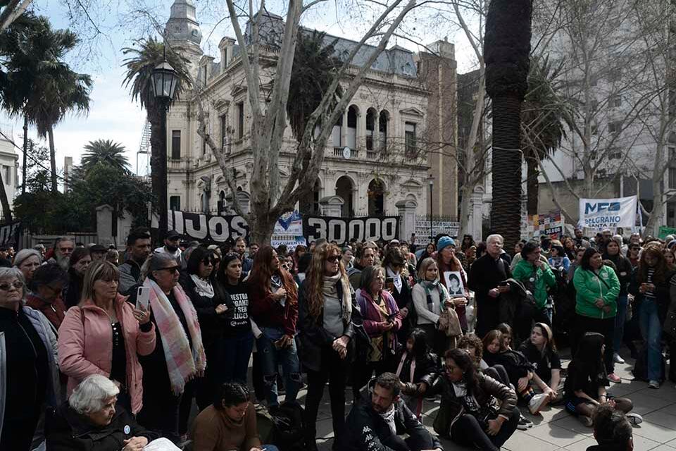Cientos de personas se congregaron para escuchar la sentencia.