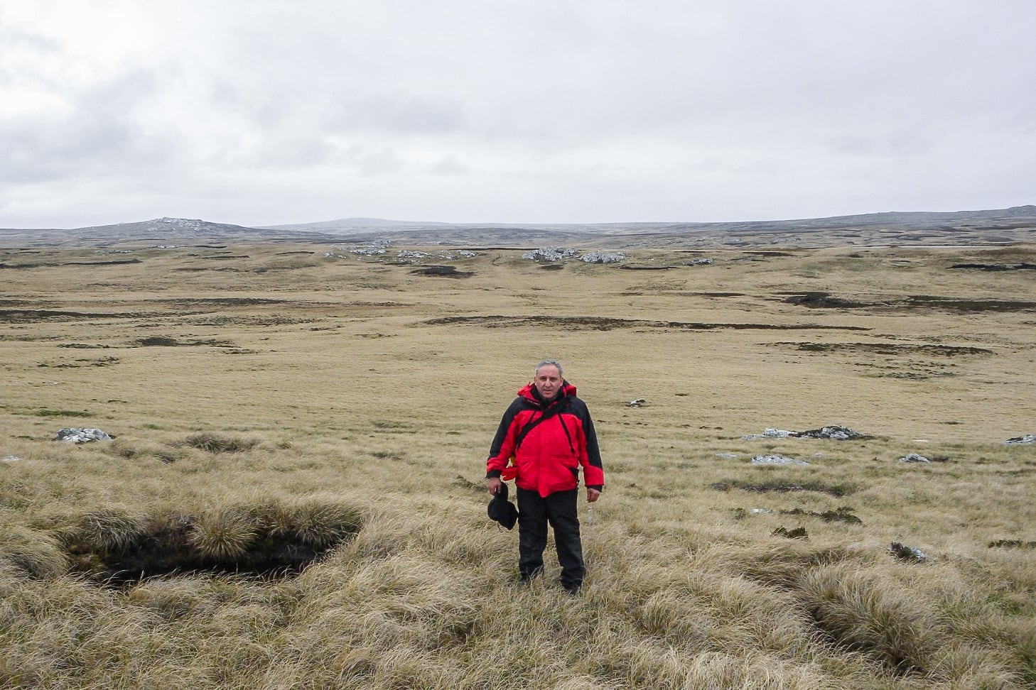 Terminiello y algunos de sus compañeros en una de las visitas a las islas, luego de la guerra.