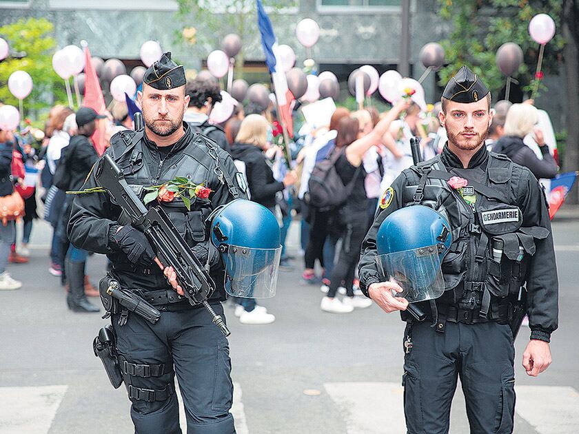 Manifestación de esposas y compañeros de policías franceses en París exigiendo seguridad. 