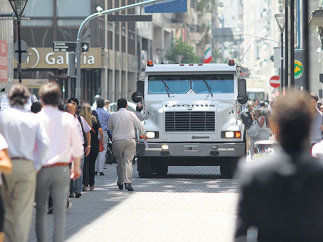 Entre atesoramiento, divisas compradas por grandes operadores y turismo, en el primer bimestre hubo una demanda bruta de 9000 millones de dólares.