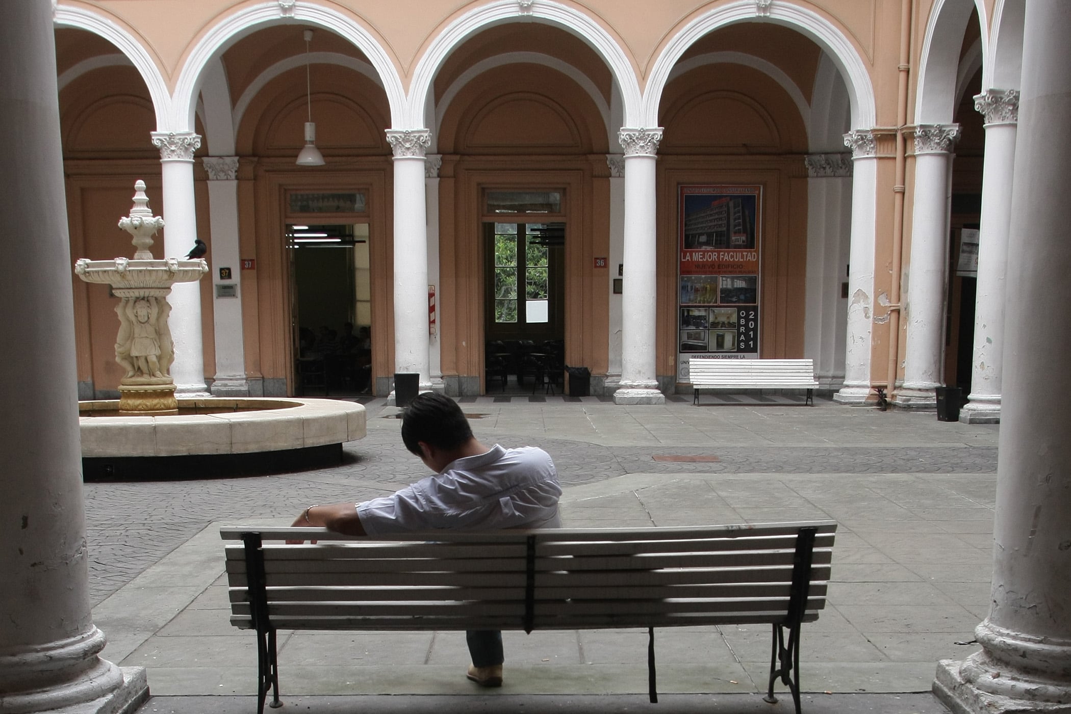 Muchos estudiantes suspenden sus carreras porque el dinero no les alcanza.
