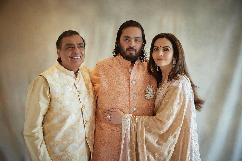 En pocas palabras, Ambani, de 66 años, es el "rey de la casta" del mencionado país asiático