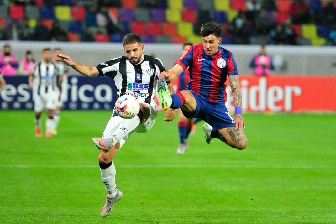 El duelo mostró mucha lucha en el mediocampo