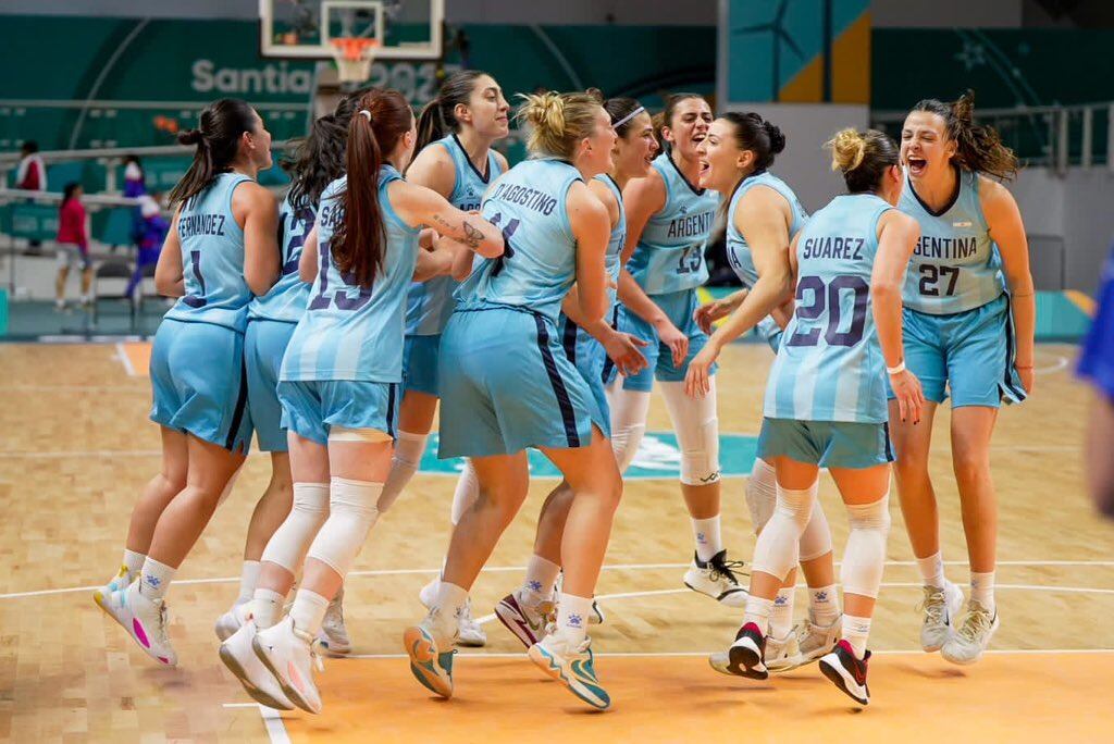 Las chicas del básquet festejan el bronce en Chile.