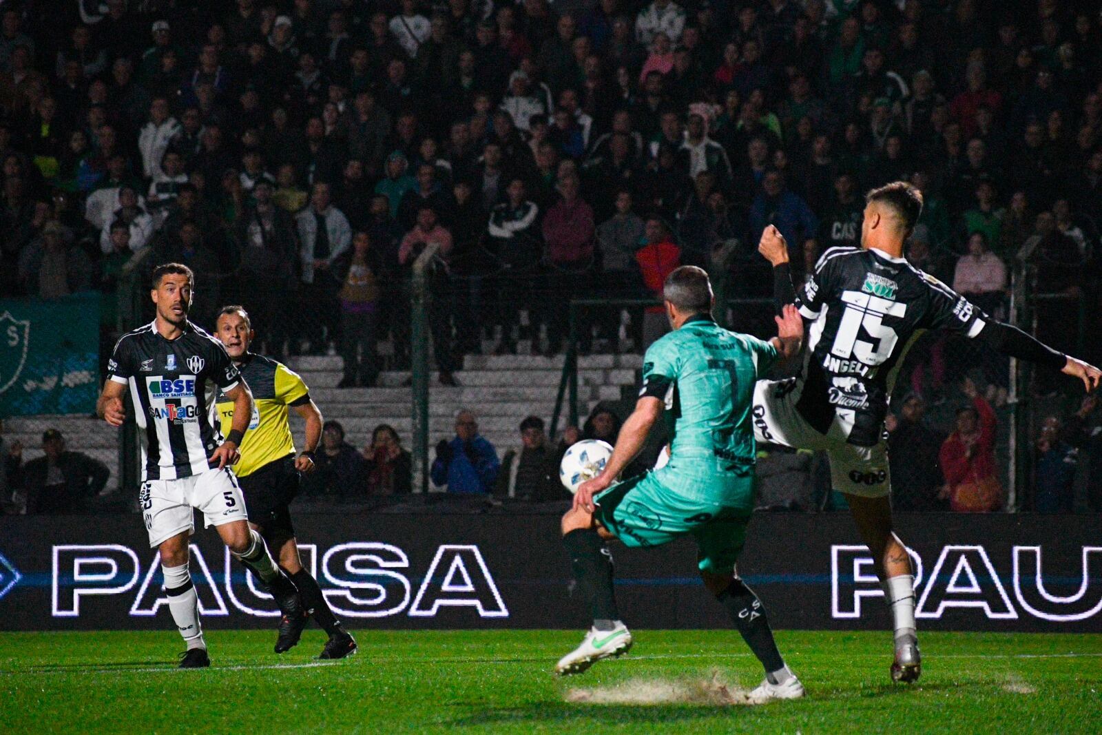 Lisandro López (7) intenta ganar la posición