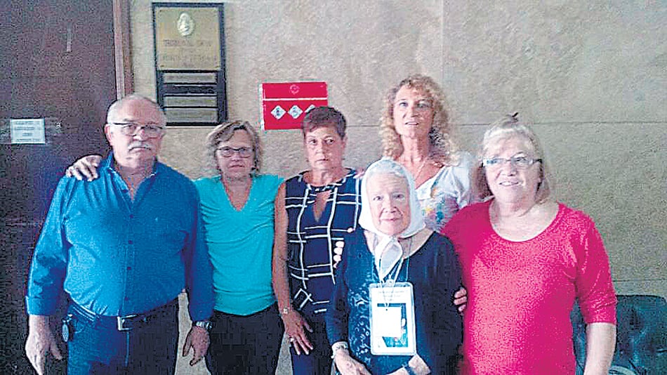 Nora Cortiñas acompañó al grupo de sobreviviente y familiares de las víctimas que realizó la presentación.