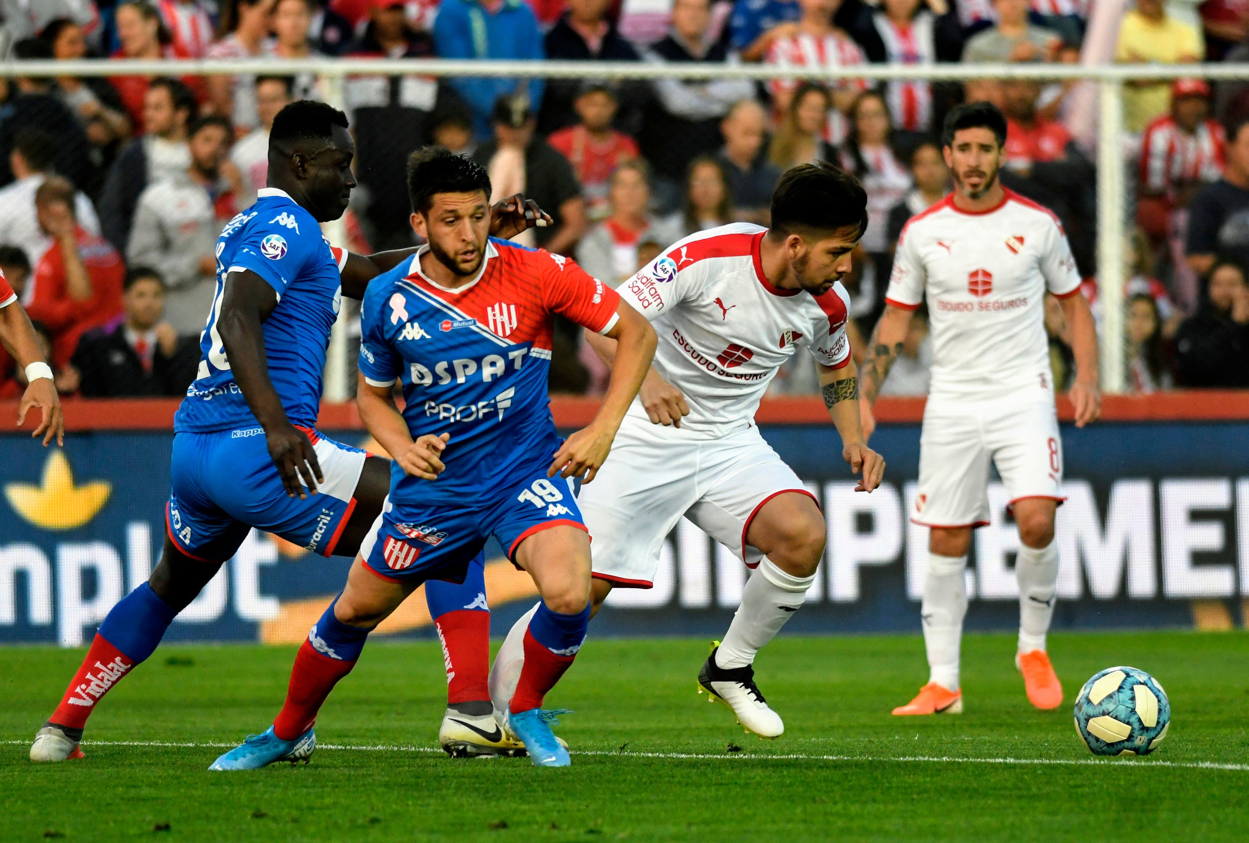Benítez se le escapa a Andrade mientras Pérez observa y Bonifacio da vueltas.
