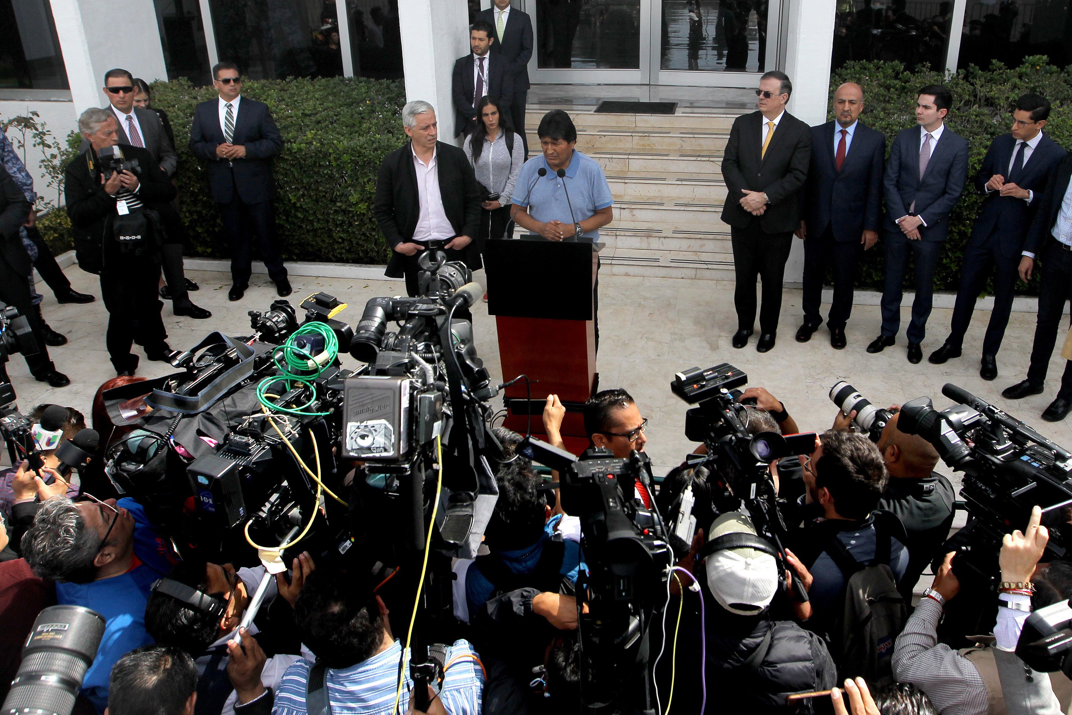 Conferencia de prensa de Evo Morales al arribar en la capital mexicana.