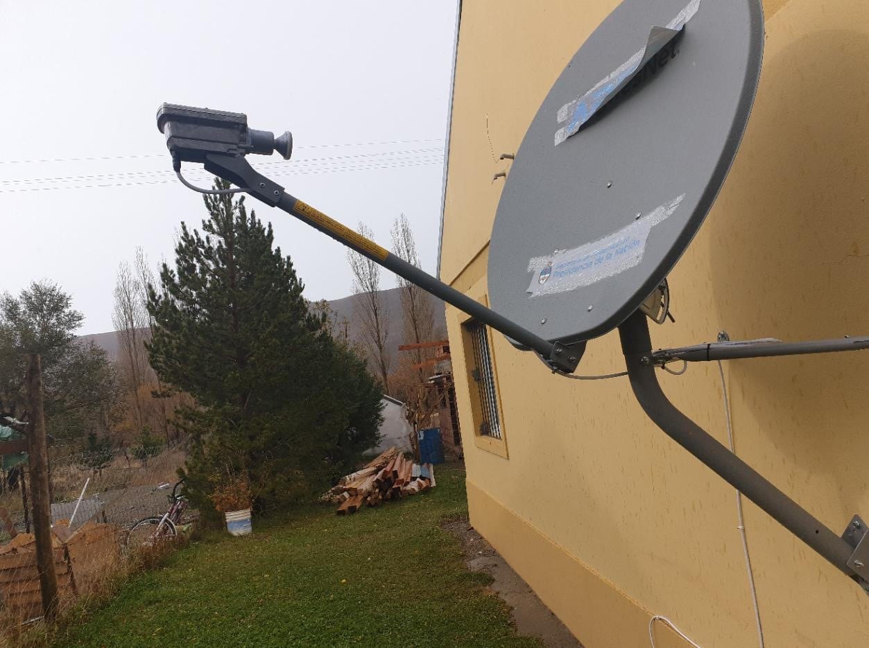 Las antenas de Hughes con las calcomanías de Arsat y presidencia tapando la marca.