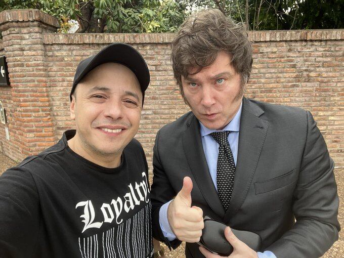La foto con que el cantante y el libertario oficializaron la candidatura este martes.