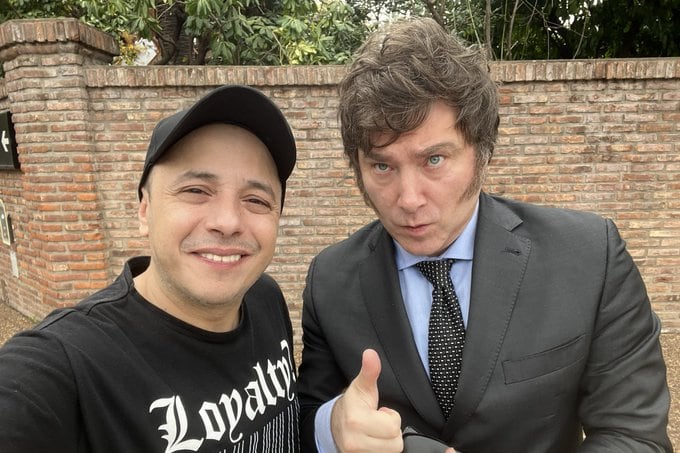 La foto con que el cantante y el libertario oficializaron la candidatura este martes.