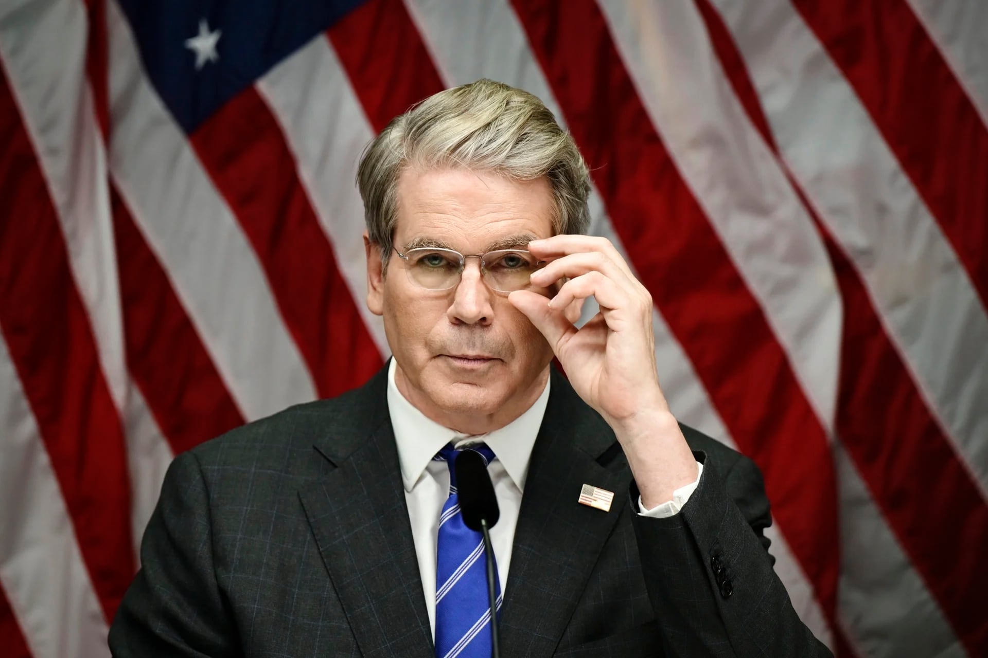 El secretario del Tesoro de Estados Unidos anunció el salvataje para Argentina