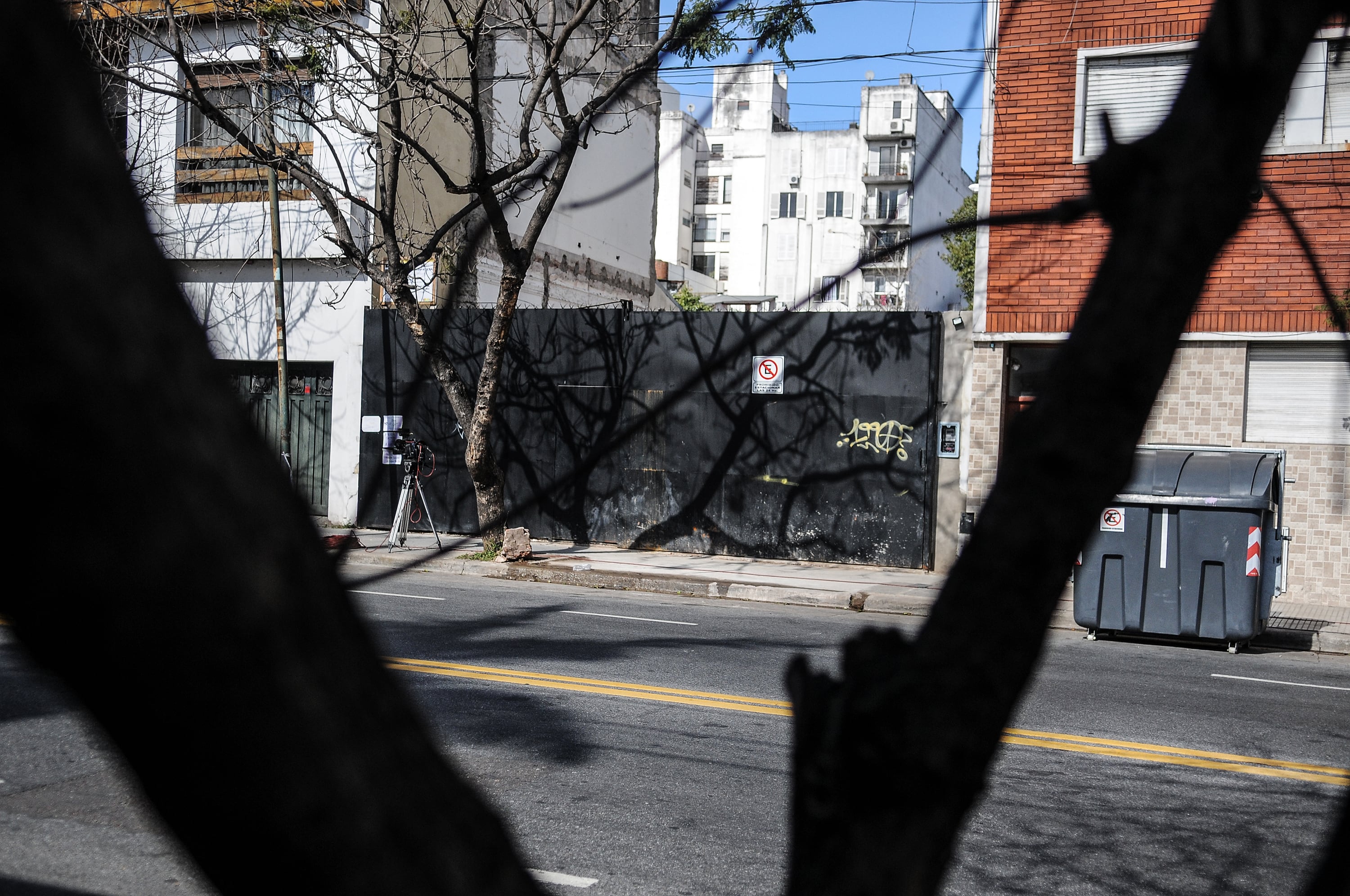 La casa demolida y al lado, la de la familia Graf.