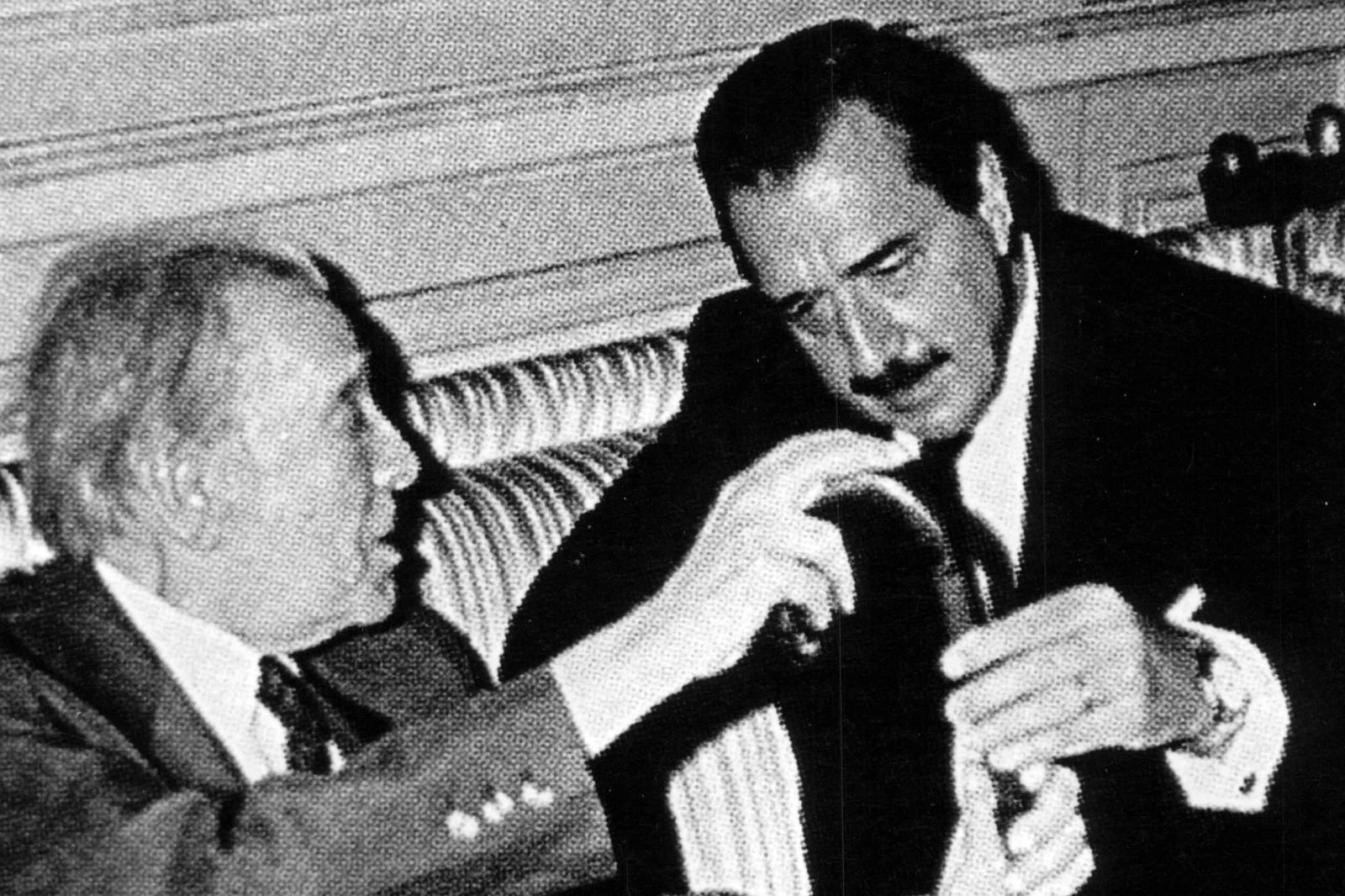 Jorge Luis Borges con el presidente Raúl Alfonsín en 1985. 