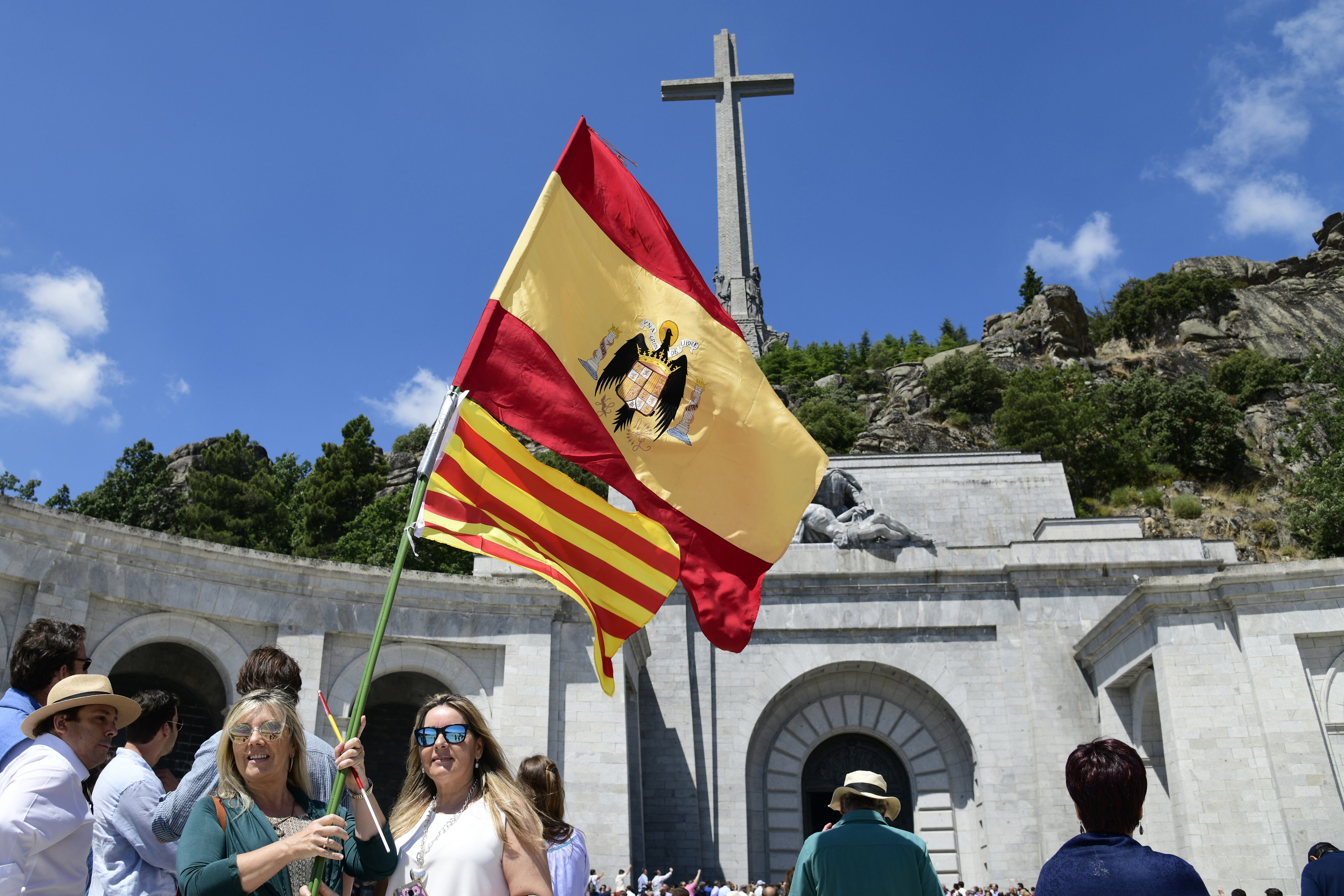 Una protesta de franquistas contra el traslado de los restos.