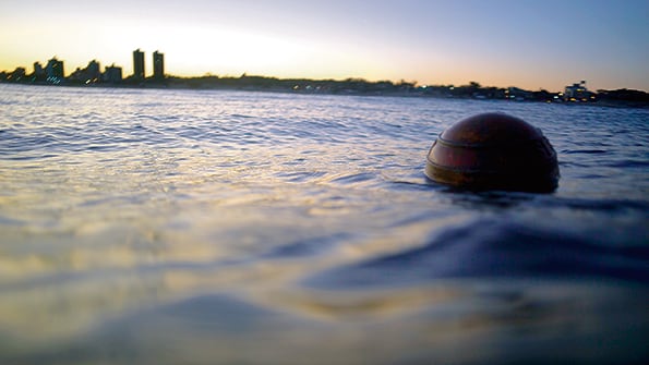 En la película de Spiner, la boya es tanto un punto de partida como una excusa.