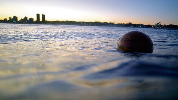En la película de Spiner, la boya es tanto un punto de partida como una excusa.