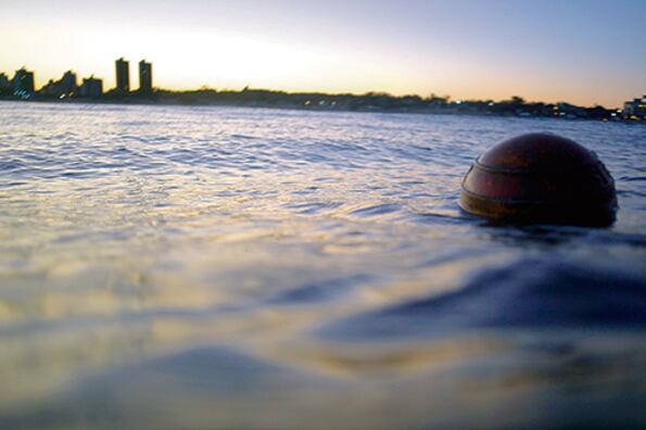 En la película de Spiner, la boya es tanto un punto de partida como una excusa.