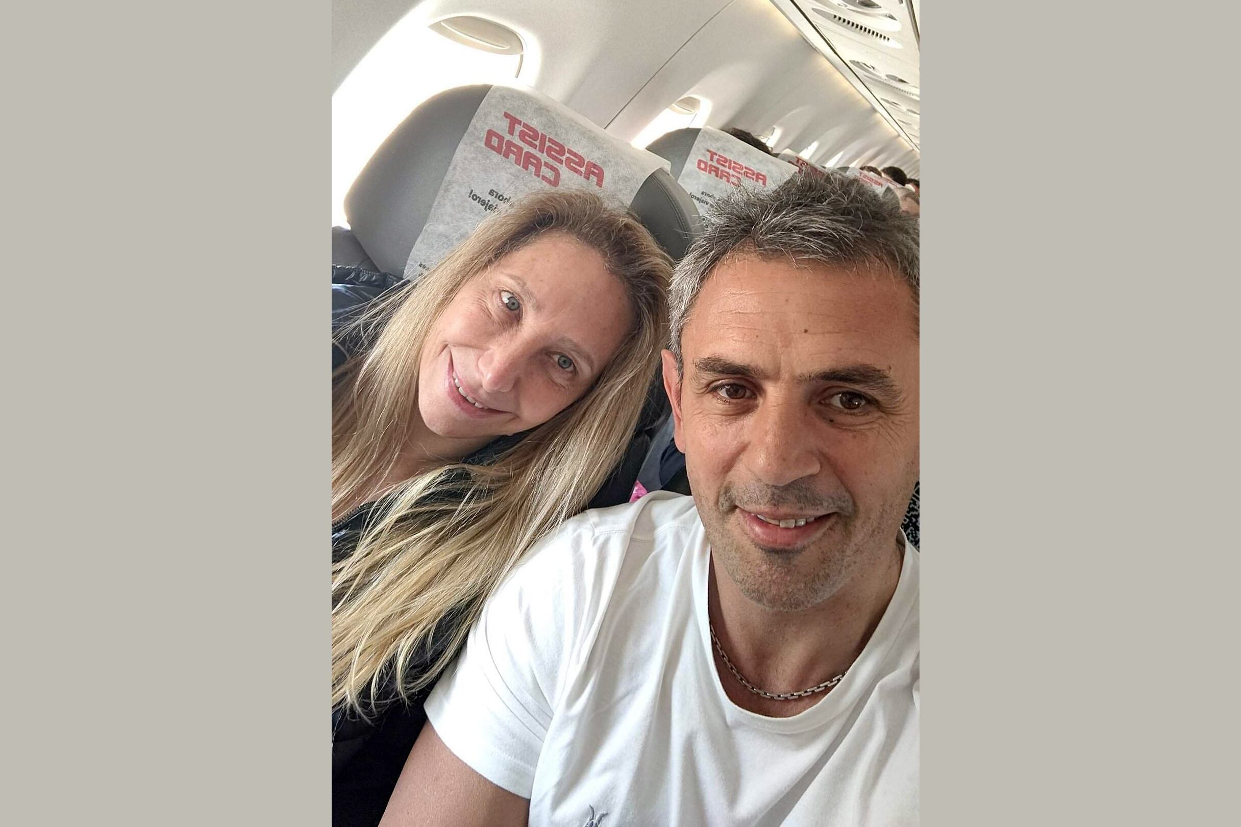 Karina Milei y Martín Menem en el avión rumbo a Chaco.