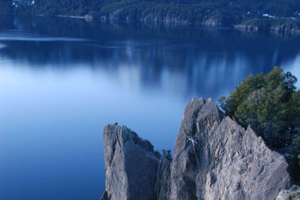 El Nahuel Huapí es un lago de origen glaciar ubicado en Río Negro y Neuquén