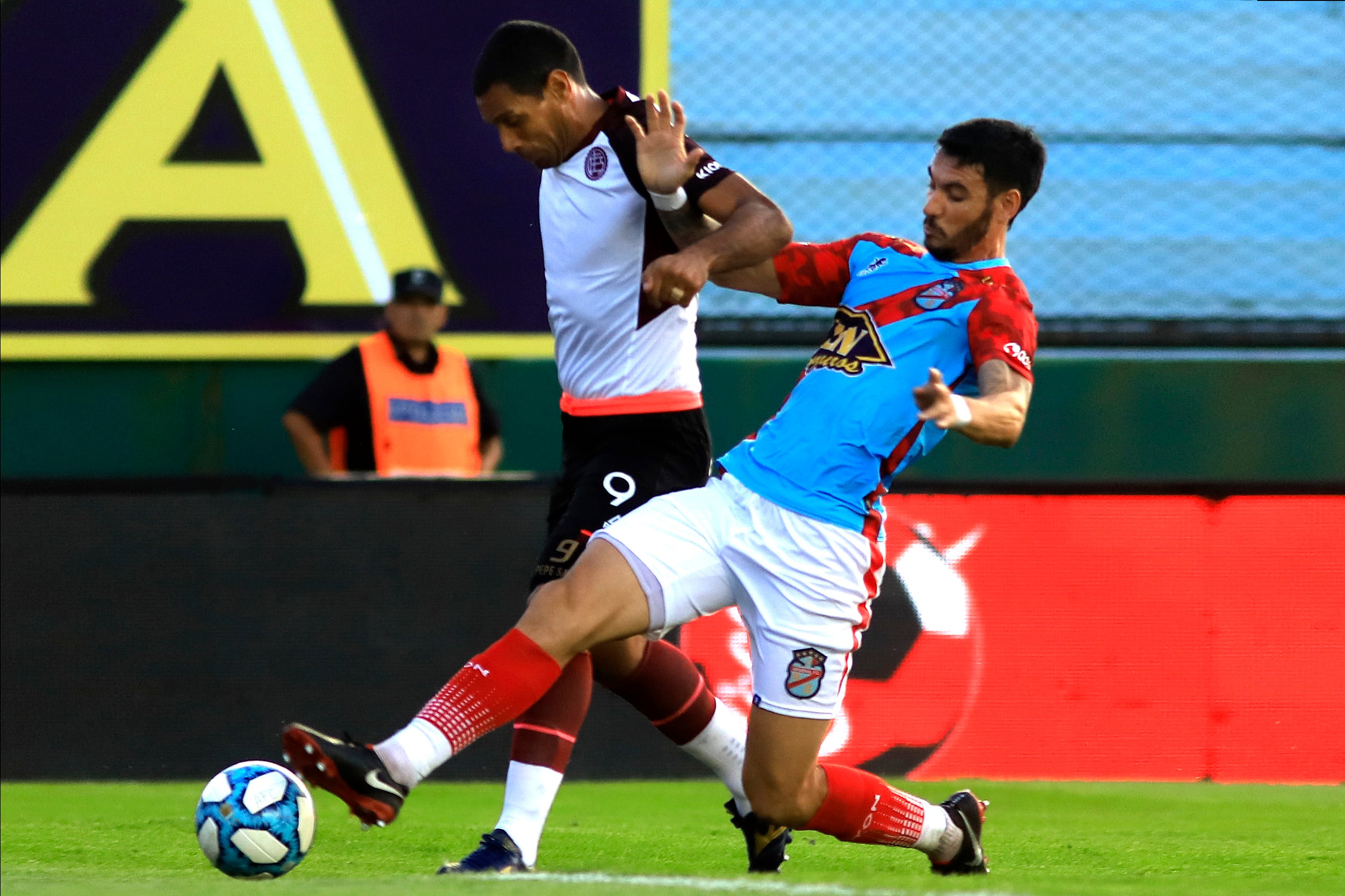 Pepe Sand intenta escapar con la pelota.