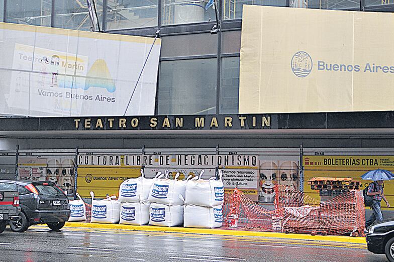 La reinauguración del emblemático teatro público no será a principios de marzo sino a finales de mayo.