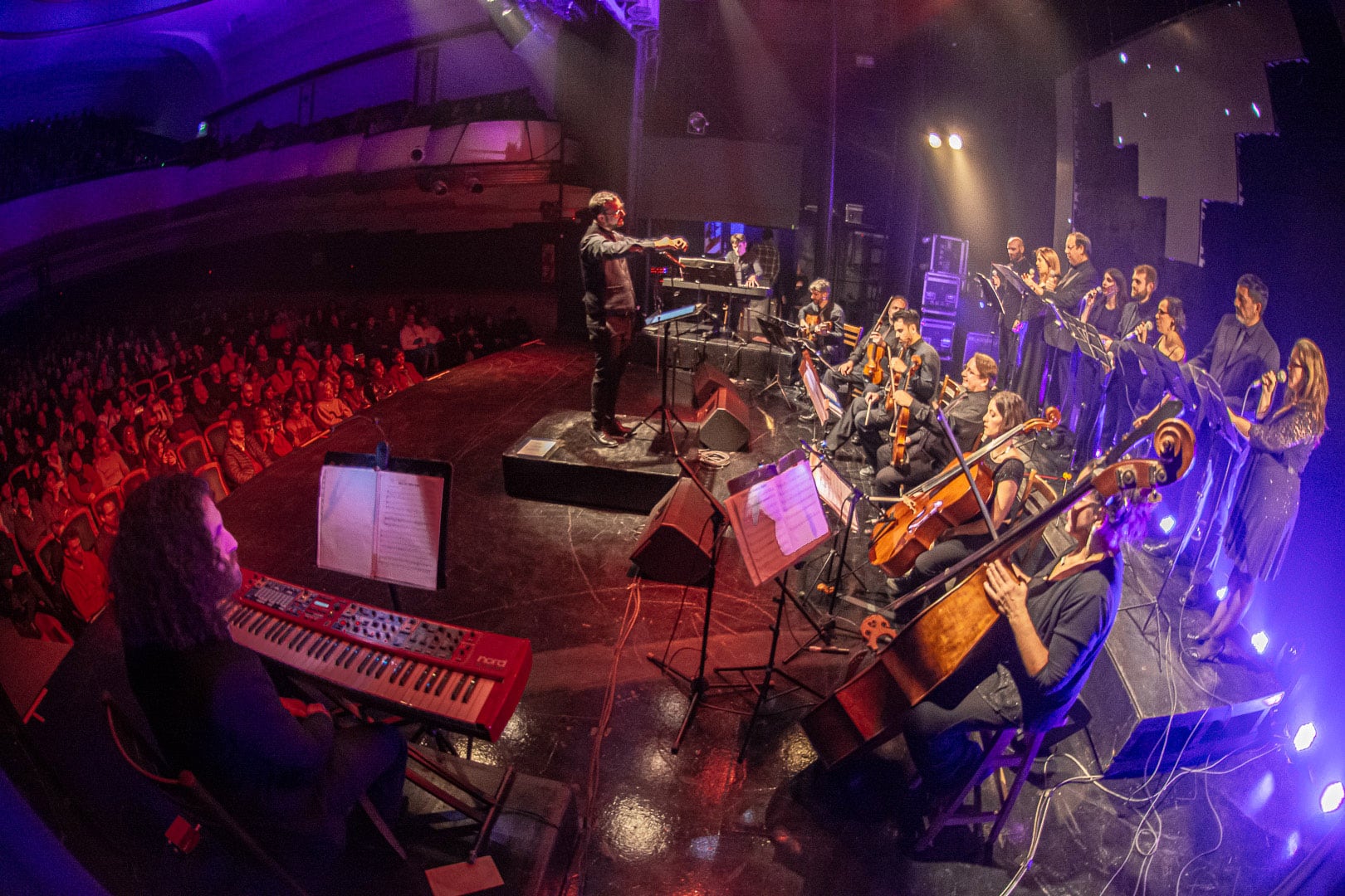 La Sinfónica Rock es una orquesta más un coro de ocho voces.