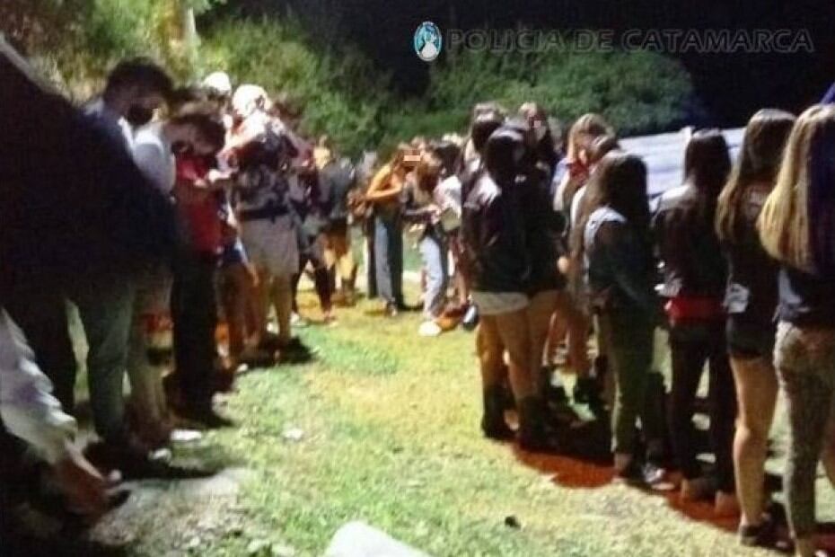 Fiesta clandestina en El Rodeo, durante el verano.