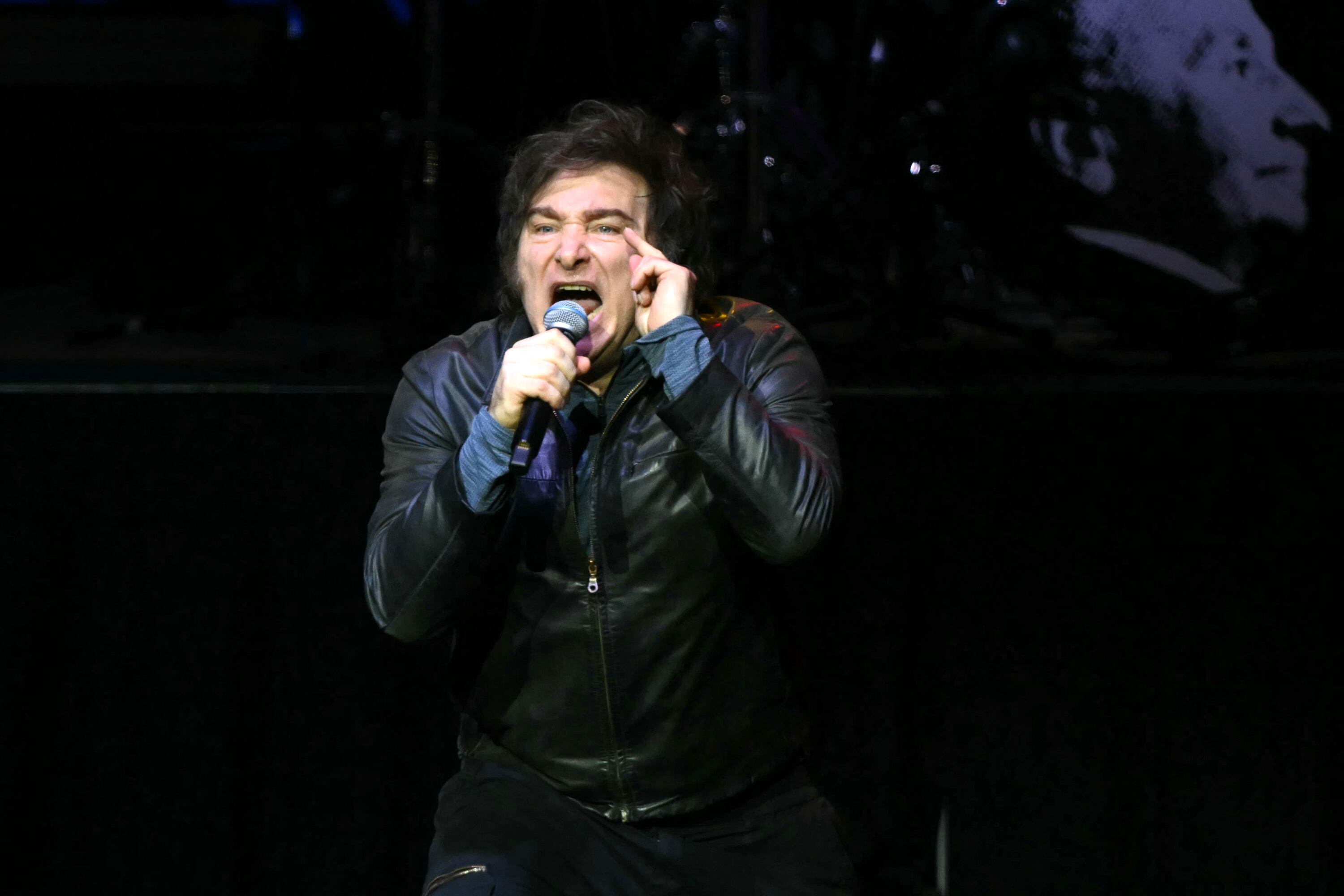 Milei patea para adelante el problema monetario y de precios.