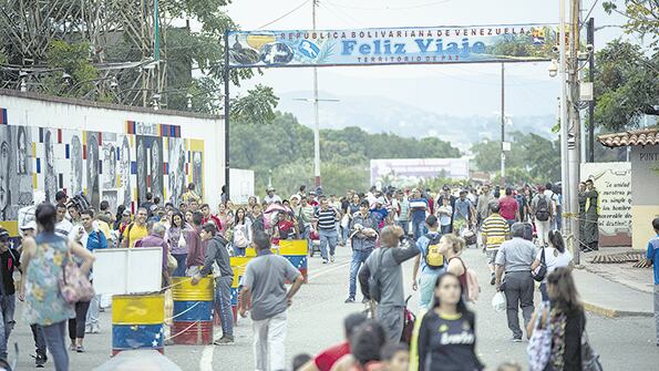 Por el puente Simón Bolívar pasan cerca de 30 mil personas diarias, de las cuales 2 mil sellan pasaporte.