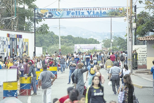 Por el puente Simón Bolívar pasan cerca de 30 mil personas diarias, de las cuales 2 mil sellan pasaporte.