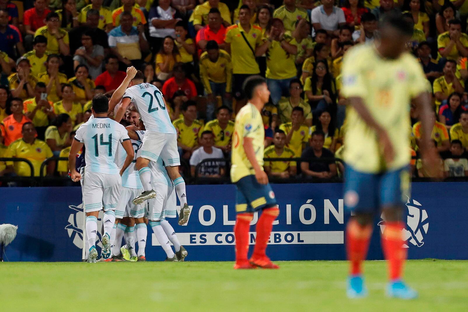 Los chicos argentinos festejan el primer gol de la noche.