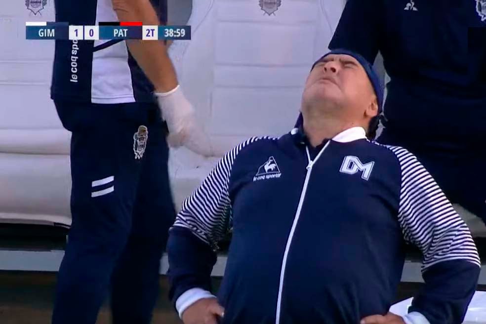 Maradona no puede creer el penal que erró Barrios.