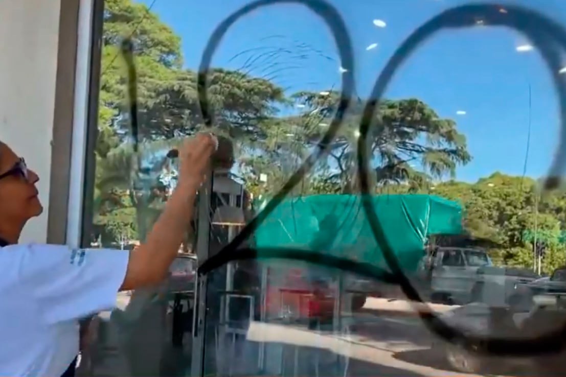 Hinchas de Central pintaron cargadas a Newells por el clásico cerca del estadio.