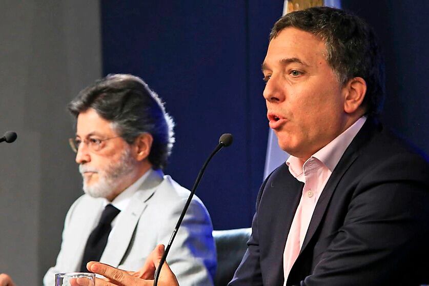 Abad y Dujovne celebraron en 2017 el resultado del blanqueo. Pero nunca fiscalizaron las presentaciones.