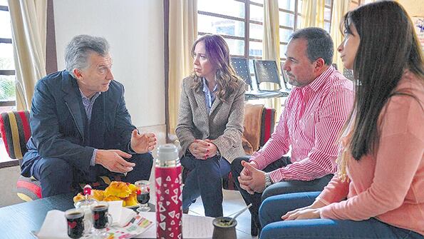 En medio del escándalo, Mauricio Macri fue ayer a La Plata para mostrarse junto a la gobernadora María Eugenia Vidal.