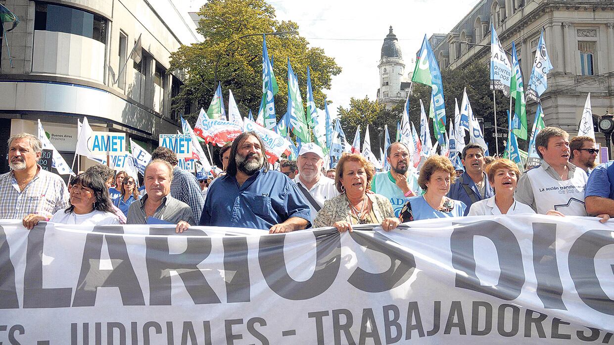 Miles de manifestantes marcharon ayer al edificio de la gobernación bonaerense.